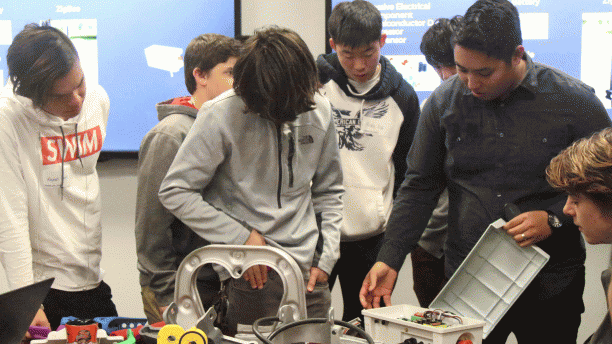 NX-SEE-IrvingtonHigh_2.17_studentswithcontroller_rs