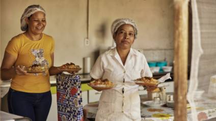 img-serving-meals-424x239
